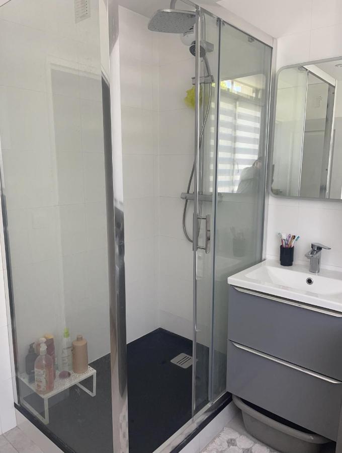 Une Chambre Dans Un Appartement Ablon-sur-Seine Luaran gambar