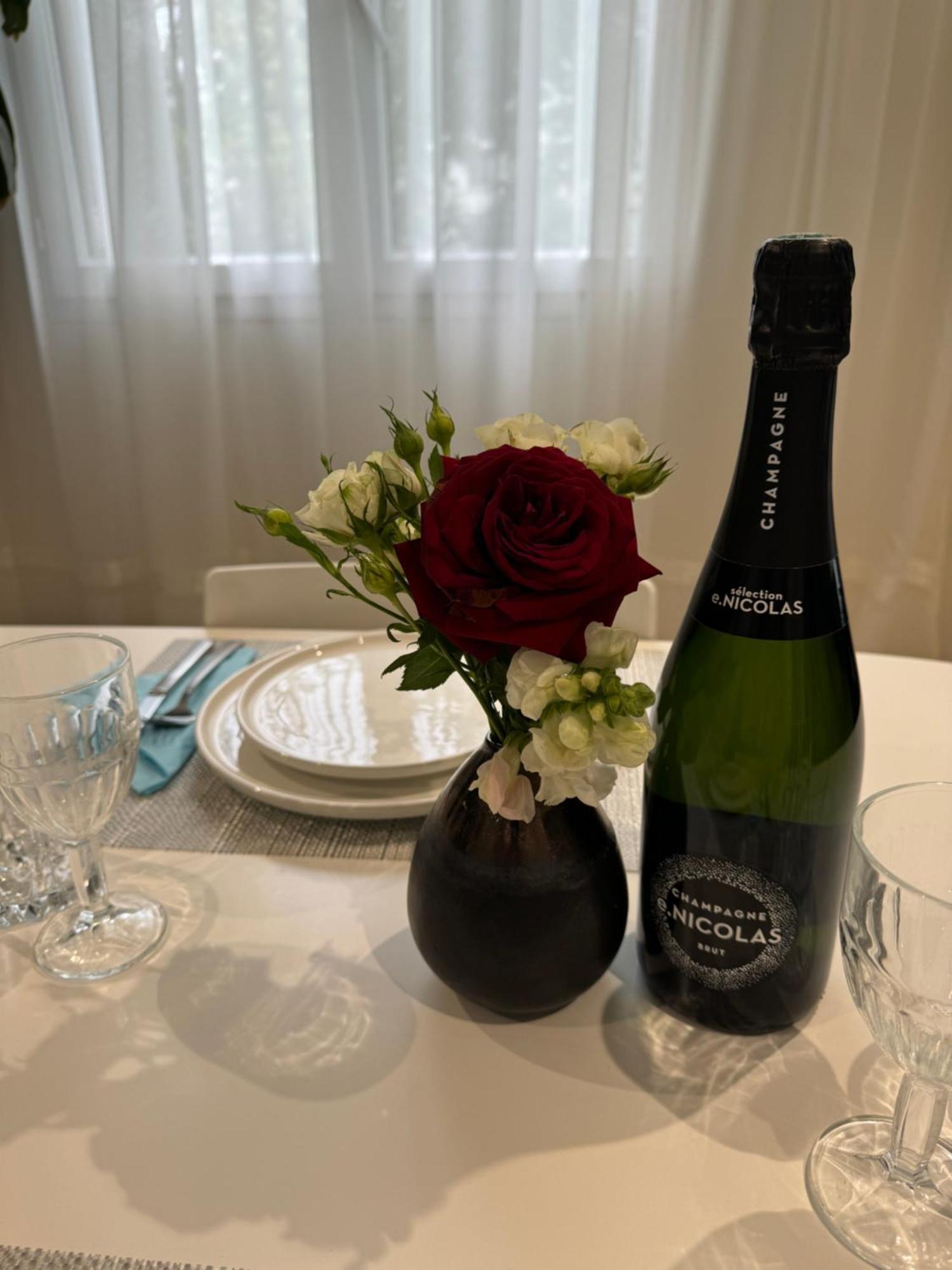 Une Chambre Dans Un Appartement Ablon-sur-Seine Luaran gambar