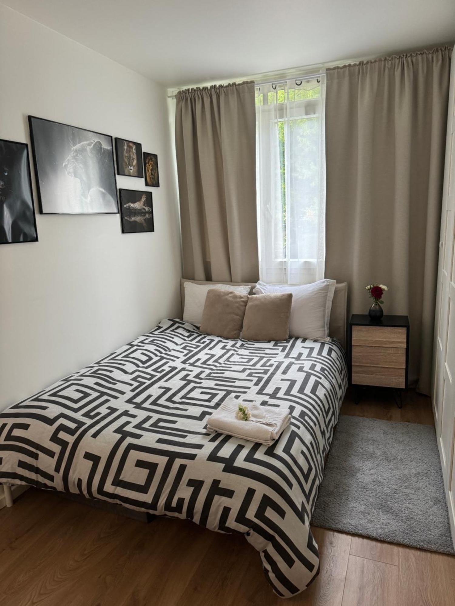 Une Chambre Dans Un Appartement Ablon-sur-Seine Luaran gambar
